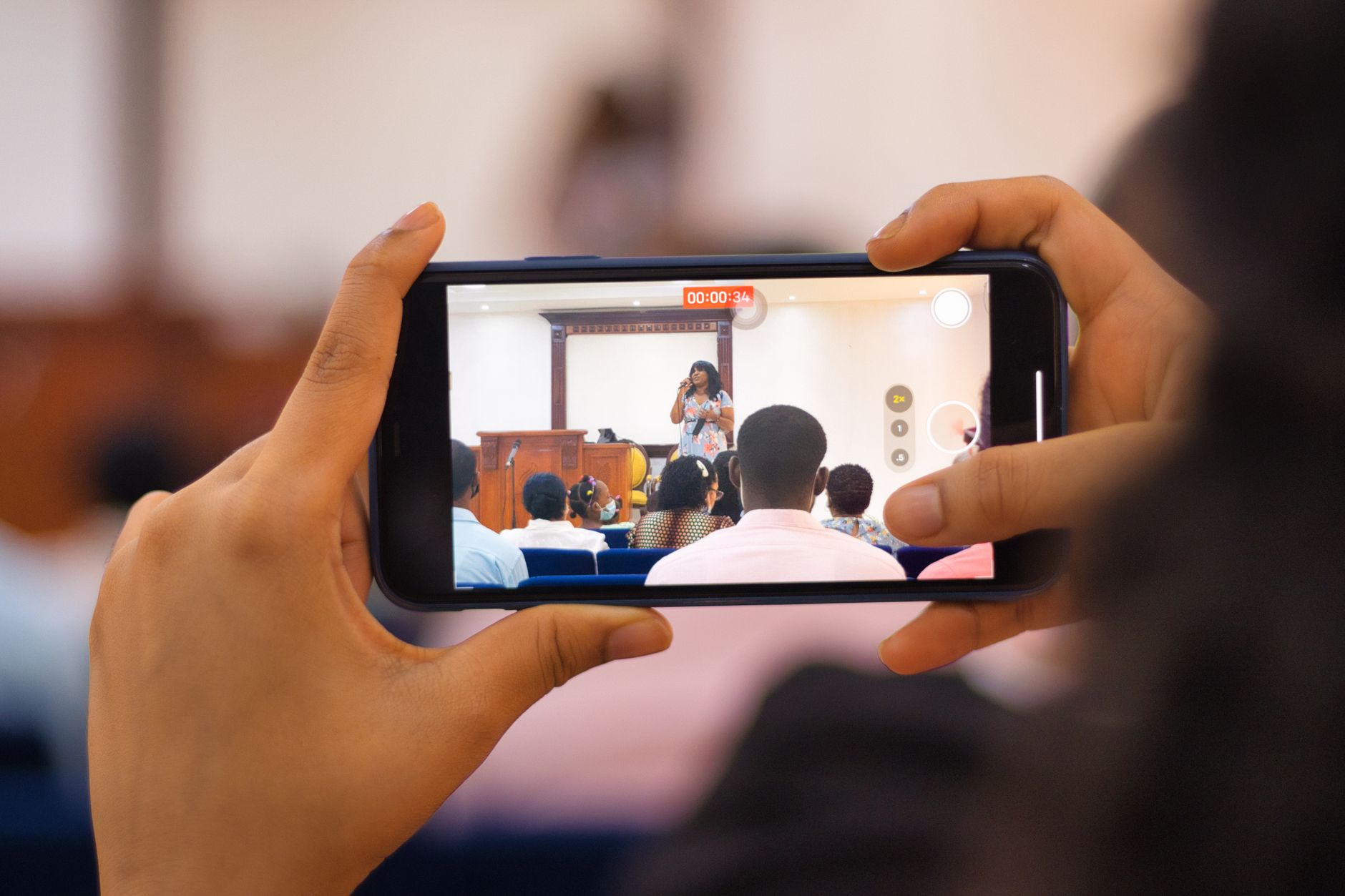 1. Tại sao livestream bán hàng online lại "bá đạo" đến vậy? - Livestream Bán Hàng Online Và Kịch Bản Livestream Bán Hàng