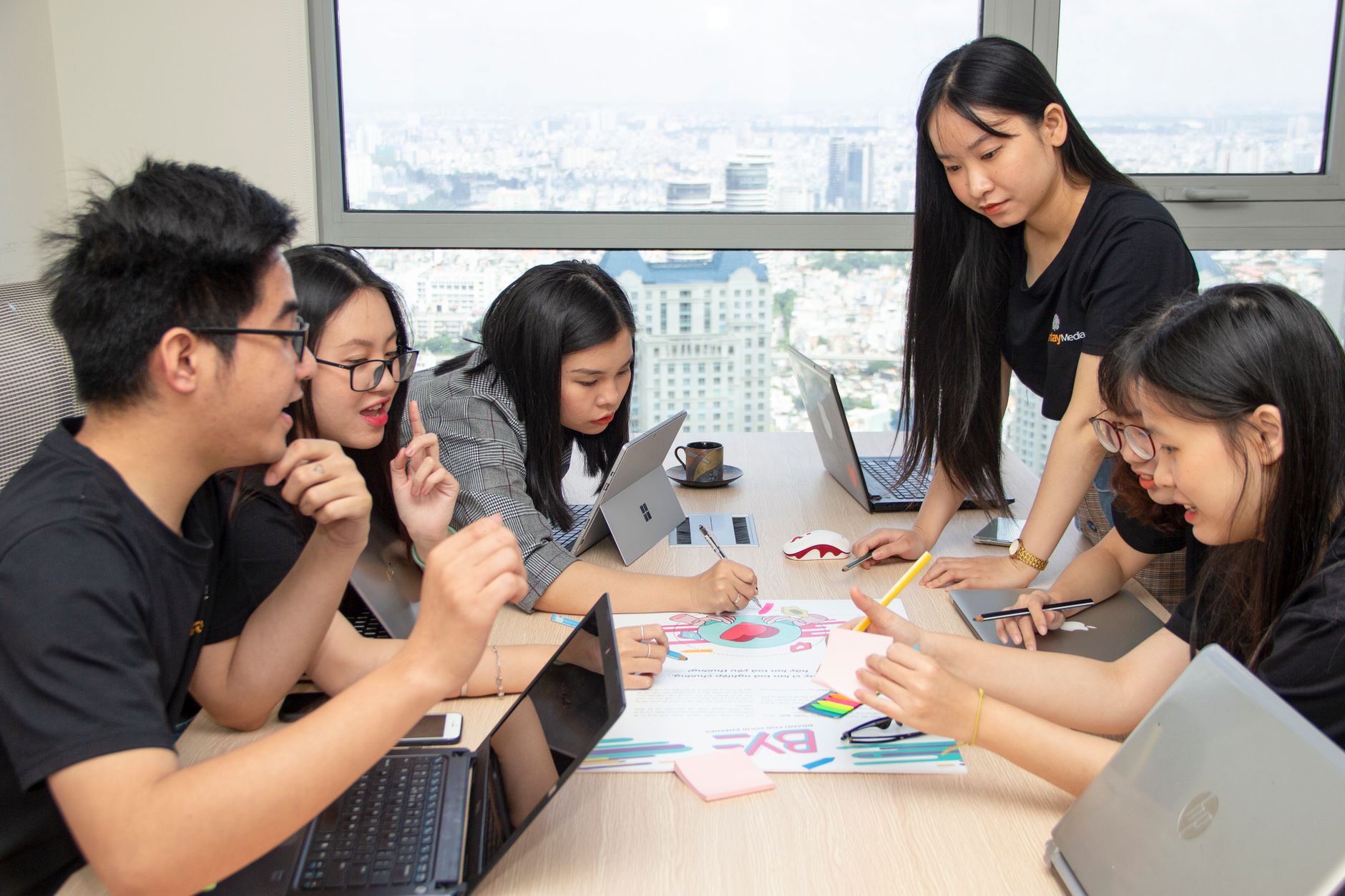 1. Marketing 4.0 Là Gì? Định Nghĩa Không Còn Khô Khan - Marketing 4.0 Là Gì? Cẩm Nang Chiến Lược Dẫn Đầu Kỷ Nguyên Số Ch