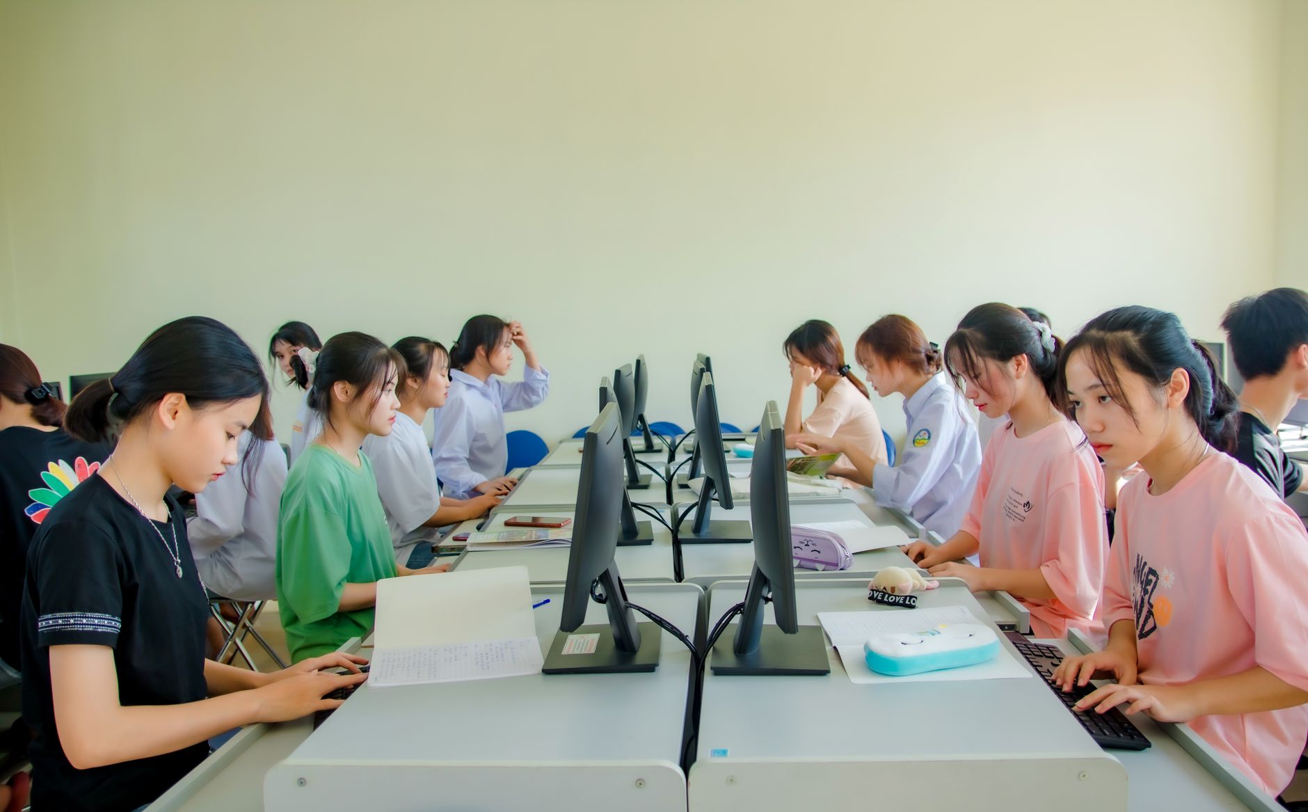 SEO Là Gì Và Tại Sao Năm 2026 Là "Điểm Rơi" Quan Trọng? <a name="seo-la-gi-va-tai-sao"></a> - Ngành Nào Nên Làm SEO Và N